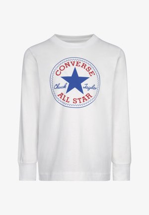 Bijela majica dugih rukava s plavom zvijezdom na kojoj je ispisan crveni tekst "CONVERSE Chuck Taylor ALL STAR" u kružnom rasporedu.