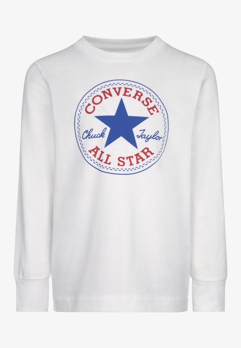 T-shirt blanc à manches longues mettant en avant un graphique étoile bleue avec du texte rouge indiquant "CONVERSE Chuck Taylor ALL STAR" dans un motif circulaire.