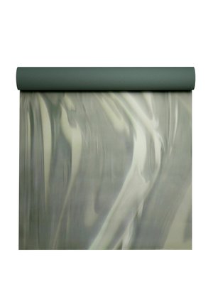 Zrolowana mata do jogi z zielonym wierzchem i szarawym marmurkowym wzorem rozciągającym się w dół.