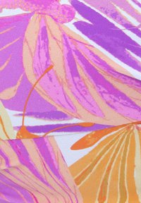 Tessuto con un vivace motivo floreale che presenta tonalità di rosa, viola e arancione, caratterizzato da una superficie liscia e forme sinuose.
