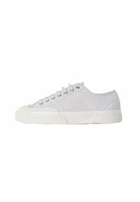 Sneaker basse in camoscio grigio chiaro con suola in gomma, punta tonda e sei fori per i lacci. Dettagli testurizzati sul retro e sui lati.