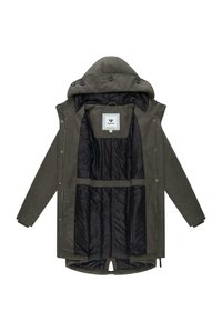 Olivgrön parkasjacka med huva, med en svart vadderad foder och frontknäppningar. Inkluderar innerfickor och justerbara fållar.