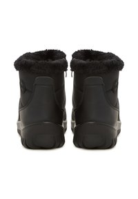 Fekete, középhosszú csizmák, texturált bőr külső borítással, puha fekete szőr bélés a gallér körül, és tartós gumitalppal.