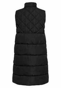 Juodas paminkštintas liemenė su aukštu apykakle, kvadratuoti deimanto raštu ir ilga, laisva proporcija su horizontaliais siūlais, kad suteiktų daugiau šilumos.