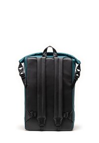 Batoh s černým texturovaným dnem a tyrkysovými bočnicemi, vybavený nastavitelnými popruhy, horní rukojetí a designem na rolování pro bezpečné uzavření.