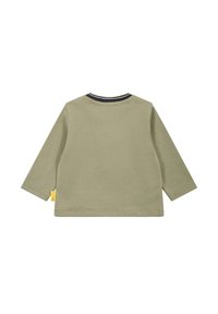 Maglietta a maniche lunghe in verde oliva, con texture a coste, colletto a strisce bianche e nere. Etichetta gialla sul lato. Design semplice e casual.