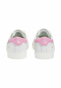 Weisse Sneaker mit pinkem Fersenakzent und Logo. Glattes Leder, flache Gummisohle und minimalistisches Design.