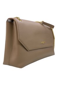 Borsa a spalla in finta pelle color beige con patta geometrica, tracolla in catena dorata e tasca frontale. Superficie testurizzata e branding minimali.
