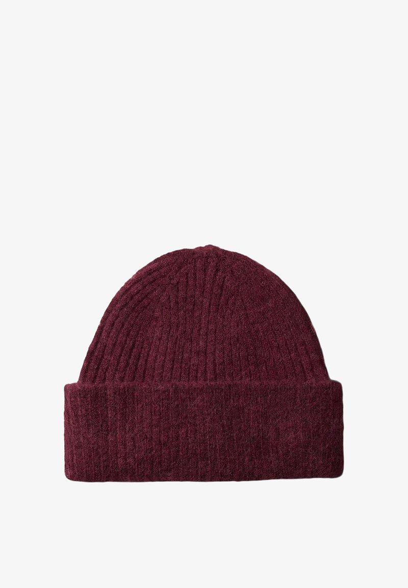 Bonnet en laine tricotée bordeaux foncé avec revers plié et texture côtelée sur fond blanc.
