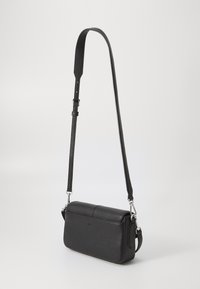 Sacoche en cuir noir avec une finition texturée, de forme rectangulaire, bandoulière ajustable et accents en métal argenté.