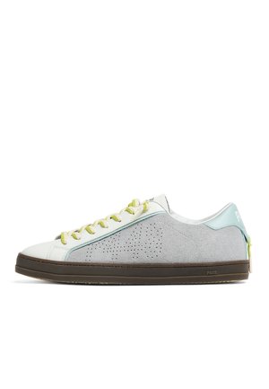Basket basse avec bout blanc, côtés en daim gris clair, talon bleu pâle, lacets jaunes et semelle marron sur fond uni.