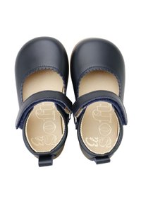 Zapatos Mary Jane de cuero azul marino con puntera redonda, bordes festoneados y una correa ajustable. Interior suave y acolchado con textura lisa.