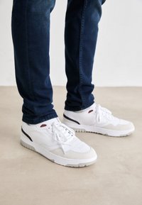 Non selezionato, white