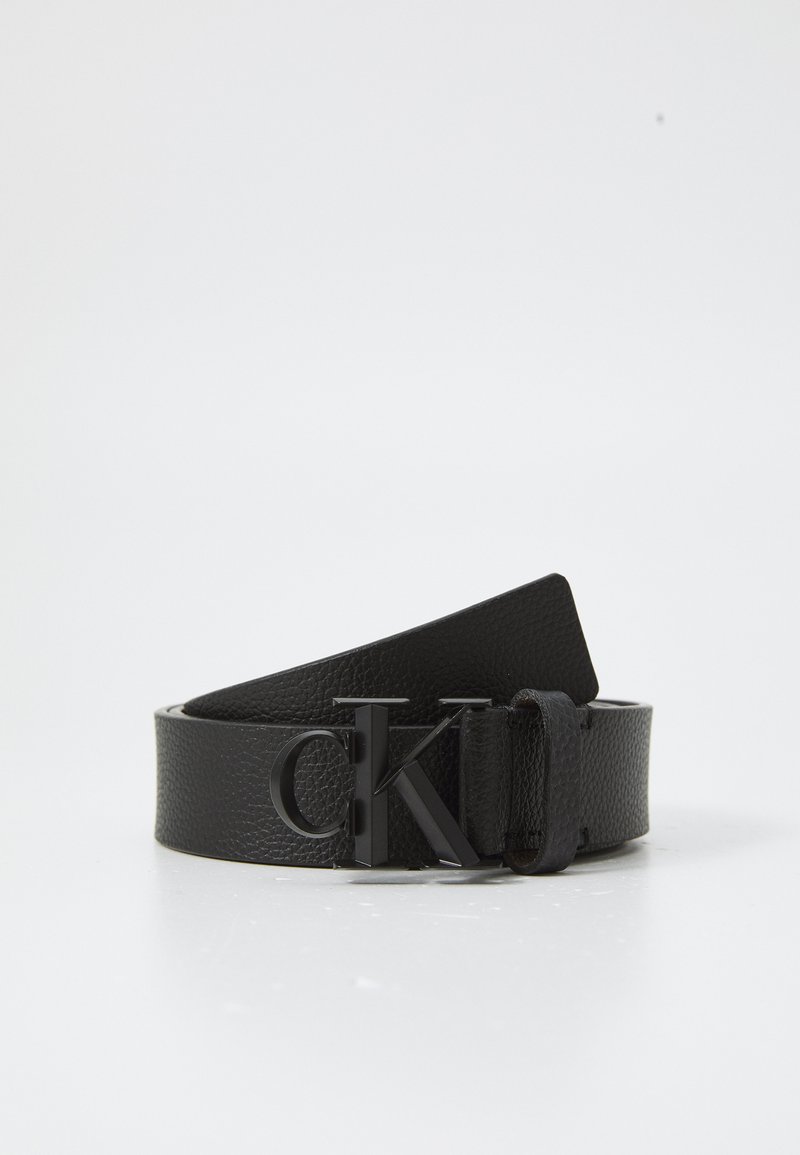 Schwarzer Leder-Gürtel mit strukturiertem Finish, ausgestattet mit einer mattschwarzen "ck"-Logo-Schnalle, entworfen für einen schlanken Look.