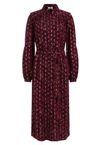 Lång, bordeauxfärgad klänning i tyg med blommönster. Har krage, knappstängning fram och midjeband; långa ärmar med manschetter.