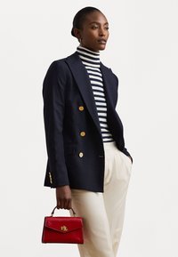 Επιλέχθηκε, festive red