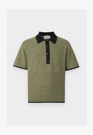 Πόλο πλεκτό με κοντό μανίκι σε κίτρινο και μαύρο χρώμα, με μαύρο γιακά, πατιλέτα με κουμπιά και διακοσμητικό στις μανσέτες και στο τελείωμα.