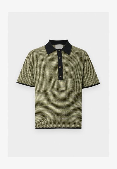 Πόλο πλεκτό με κοντό μανίκι σε κίτρινο και μαύρο χρώμα, με μαύρο γιακά, πατιλέτα με κουμπιά και διακοσμητικό στις μανσέτες και στο τελείωμα.