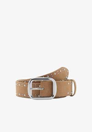 Cintura in suede beige con borchie in argento lungo i bordi e una fibbia metallica rettangolare. Texture liscia, forma piatta e design classico.