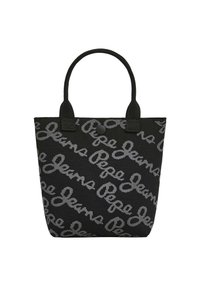 Zwarte tote bag met een geweven logo patroon in grijs. Heeft korte stoffen handvatten en een knoopsluiting. Rechthoekige vorm met een gestructureerd ontwerp.