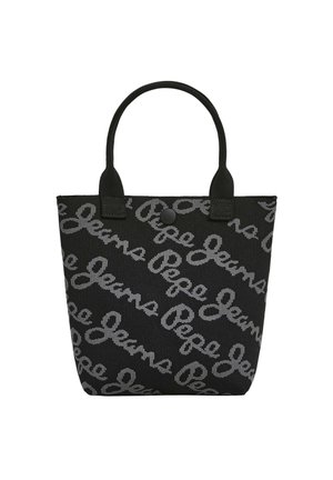 Zwarte tote bag met een geweven logo patroon in grijs. Heeft korte stoffen handvatten en een knoopsluiting. Rechthoekige vorm met een gestructureerd ontwerp.
