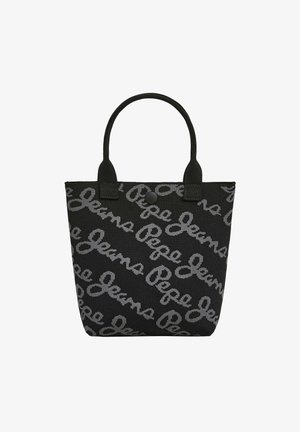 Czarna torba tote z plecionym wzorem logo w odcieniu szarości. Posiada krótkie, materiałowe uchwyty oraz zapięcie na guzik. Prostokątny kształt z wyraźną konstrukcją.