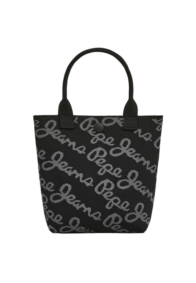 Zwarte tote bag met een geweven logo patroon in grijs. Heeft korte stoffen handvatten en een knoopsluiting. Rechthoekige vorm met een gestructureerd ontwerp.