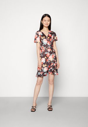 Vestido floral envolvente com mangas curtas, fundo escuro, rosas vermelhas e azuis, bainha com franja, tecido leve e decote em V.
