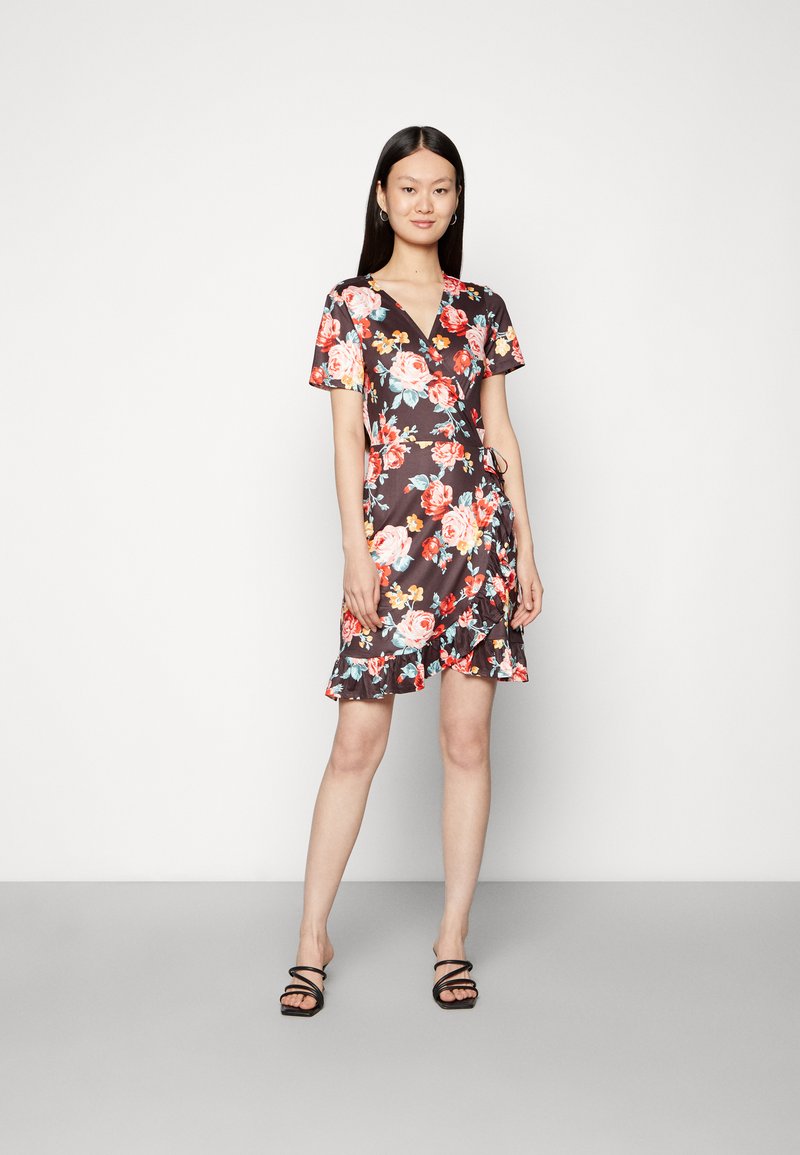 Vestido floral envolvente com mangas curtas, fundo escuro, rosas vermelhas e azuis, bainha com franja, tecido leve e decote em V.