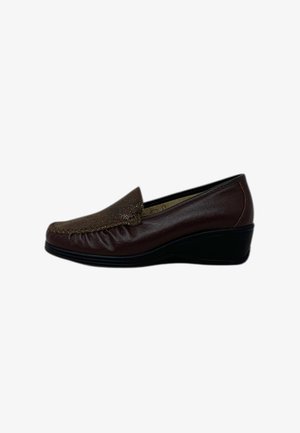Scarpa slip-on da donna in pelle marrone, con fronte testurizzato, tacco basso a cuneo e punta arrotondata.