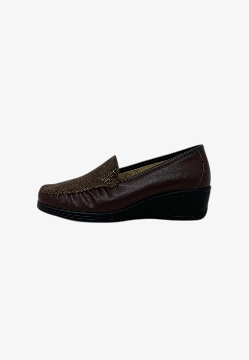 Scarpa slip-on da donna in pelle marrone, con fronte testurizzato, tacco basso a cuneo e punta arrotondata.