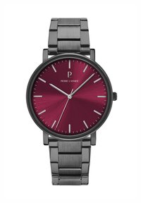 Reloj redondo con una esfera metálica burdeos, índices plateados y una pulsera de acero inoxidable con acabado cepillado y pulido.