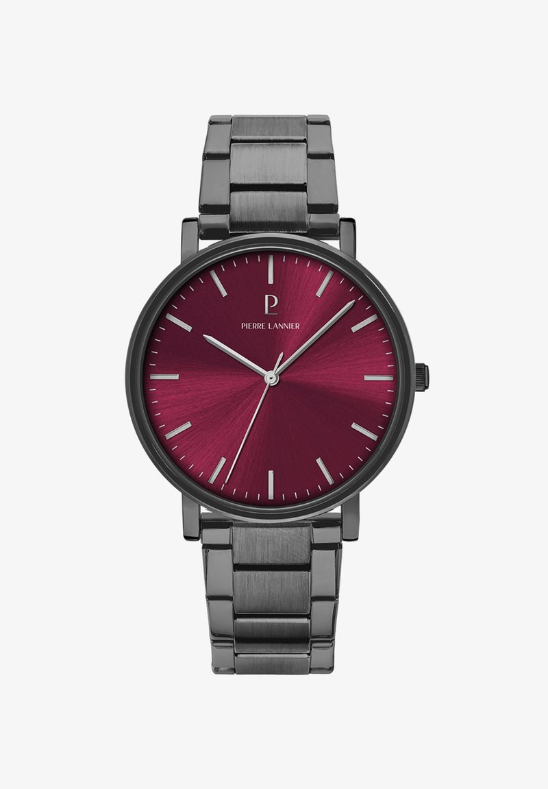 Apaļa pulksteņi ar bordo metālisku ciparnīcu, sudraba stundu marķieriem un nerūsējošā tērauda aproci, kas ir pulēta un matēta.