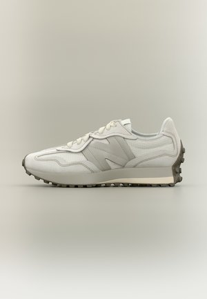 Hellgrauer sportlicher Sneaker mit strukturiertem Stoff, Wildlederbesätzen, Schnürverschluss und strukturiertem Gummiaußensohle mit Profilmuster.