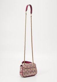 Borsa trapuntata in tessuto multicolore con tracolla in catena dorata, caratterizzata da un accento burgundy sul manico. Forma rettangolare compatta.