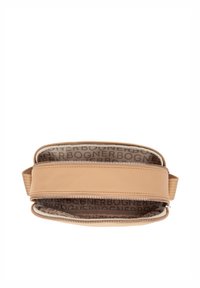 Bež torbica z zadrgo, teksturirano zunanjostjo in notranjostjo z vzorcem logotipa. Opremljena z ravnim trakom za enostavno nošenje.