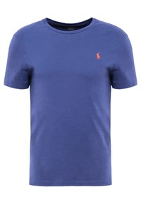 Blå bomullströja med rund halsringning, korta ärmar och en liten orange logotyp på vänster bröstområde. Mjuk textur, avslappnad passform.