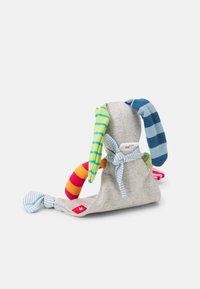 Zacht stoffen speelgoed in grijs met kleurrijke gestreepte oren in blauw, groen, geel, rood en oranje; bevestigd met een blauwe geruite strik.