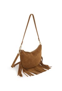 Borsa a tracolla in camoscio marrone con una forma curva, dettagli a frange alla base e una tracolla singola regolabile. Caratterizzata da una chiusura con zip.