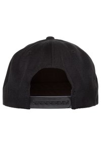 Mustan värvi snapback müts, millel on tekstureeritud kangas, bränditud reguleeritav rihm taga ning avatud tagakujundus ventilatsiooniks.