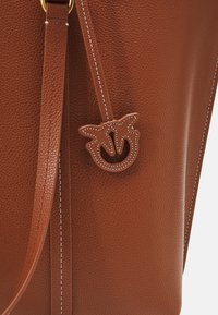 Pinko CARRIE BIG - Maisiņveida soma - cuoio