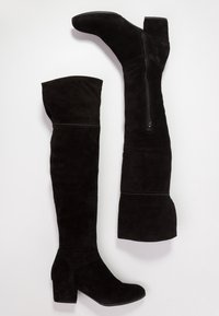 Stivali in suede neri, alti fino al ginocchio, con tacco a blocco. Presentano una cerniera laterale, una texture liscia e un design aderente che contorna le gambe.
