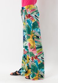 Pantaloni a gamba larga multicolore con stampa floreale in verde, rosa e blu, dotati di vita elastica e dettagli con cordoncino.
