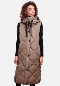 Gilet long matelassé en nylon marron clair avec un col montant, des boutons noirs et des cordons de serrage. Il présente un design uni et une texture lisse.