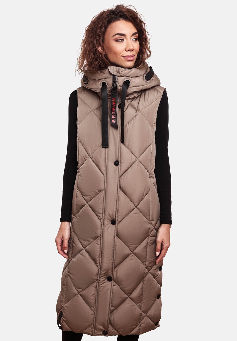 Gilet long matelassé en nylon marron clair avec un col montant, des boutons noirs et des cordons de serrage. Il présente un design uni et une texture lisse.