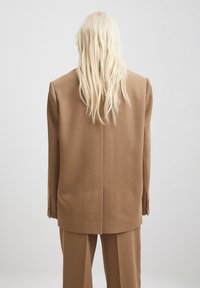 NA-KD Lühike jakk - dark beige