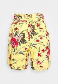 Blumige Shorts aus leichtem Stoff, mit einem gelben Hintergrund und roten sowie braunen Blumenmustern, und einem gerafften Bunddesign.