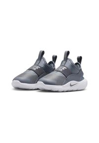 Pilki sportiniai batai su tekstūruota tinkline viršūne, elastine juostele, vilkimo kilpos ir balta gumine padais. Ant juostelės yra Nike logotipas.