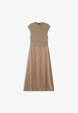 Ärmlös beige klänning med stickad åtsittande överdel och mjuk, flödande kjol, med subtil sömdetaljering vid midjan och axlarna.