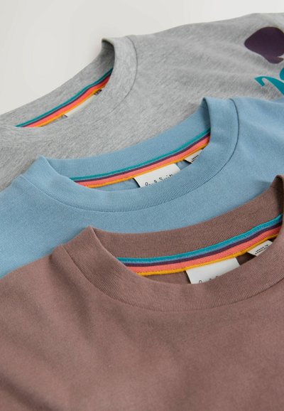 T-shirts en coton gris, bleu et marron, avec des cols ronds côtelés ornés de rayures multicolores à l'intérieur du col et une texture lisse.